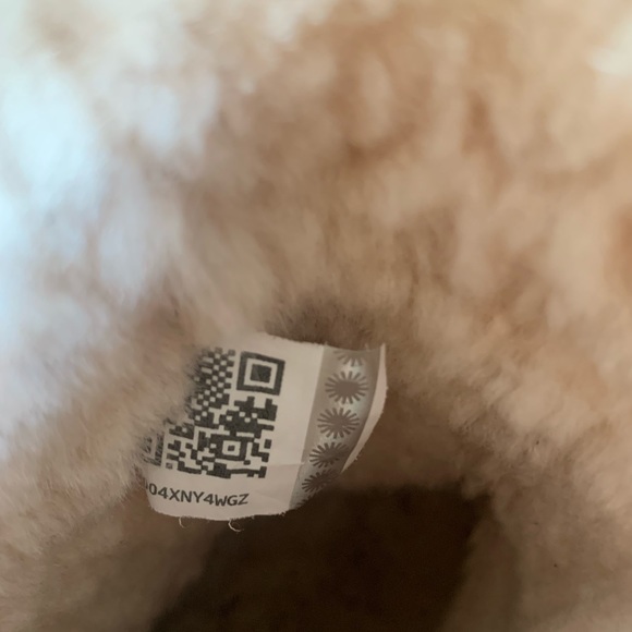 ✨UGGS SHORT CLASSIC BLACK SEQUINED SIZE 4 Kids BOOTS (Size 6 Ladies ) ✨ - Picture 7 of 7